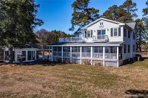 370 Close Quarters Dr, White Stone, VA 22578