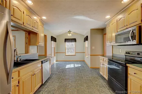 7810 Laurie Ln, Gloucester Point, VA 23062 photo 11