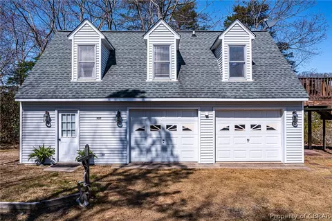 997 Robinson Ln, Topping, VA 23169