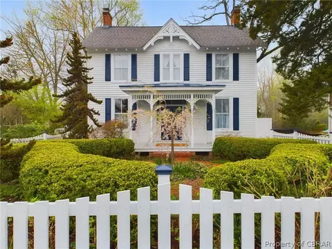 250 Prince George St, Urbanna, VA 23175