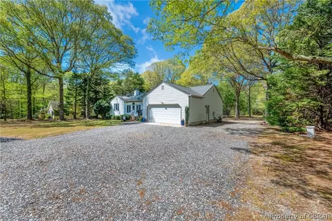 8298 Woodhaven Dr, Gloucester, VA 23061 photo 3