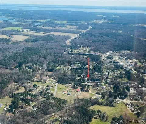 28 Lloyd Ln, Kilmarnock, VA 22482