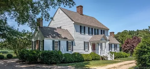 49 Clifton Ave, Kilmarnock, VA 22482