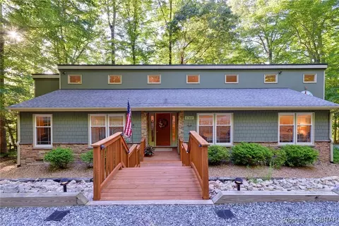 6748 Lakeshore Dr, Quinton, VA 23141