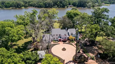 8879 Waverley Ln, Gloucester, VA 23061