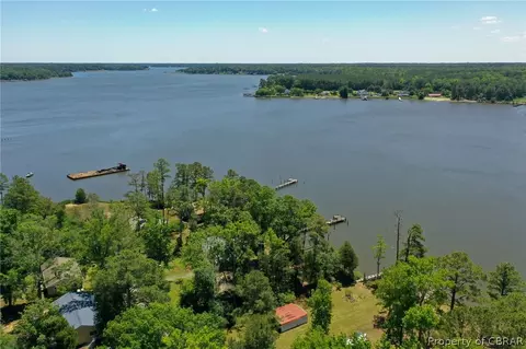 39 Lakeside Dr, Hartfield, VA 23071
