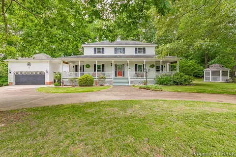 817 Lake Dr, Tappahannock, VA 22560