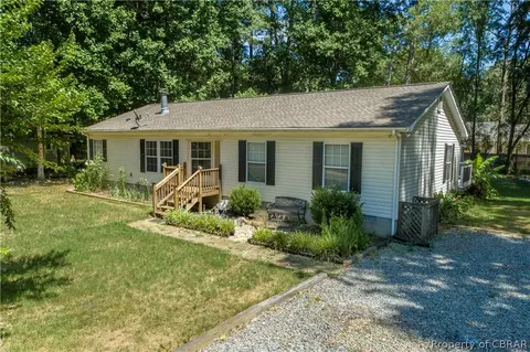 125 Pineview Dr, Hartfield, VA 23071
