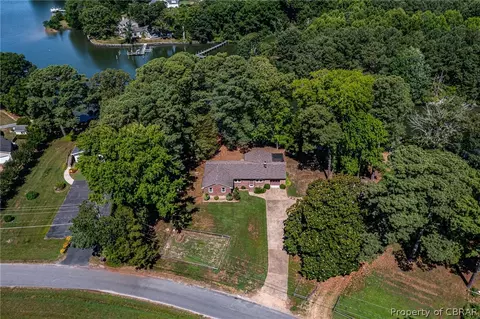 64 South Dr, Kilmarnock, VA 22482