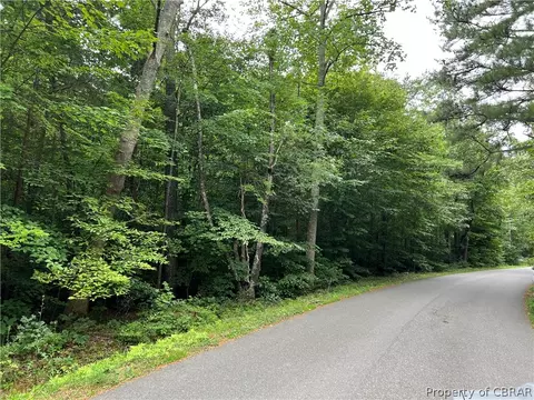 000 Oakes Landing Rd, Saluda, VA 23149