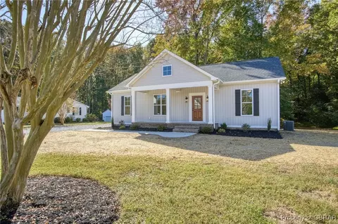 24 Oakland St, Kilmarnock, VA 22482