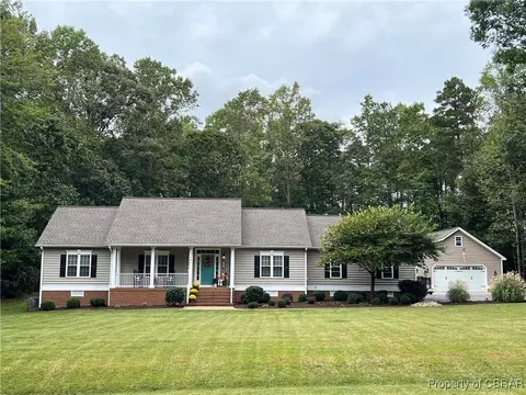 124 Riverboat Ln, Hartfield, VA 23071