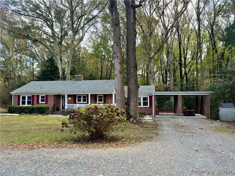 40 Oakland St, Kilmarnock, VA 22482