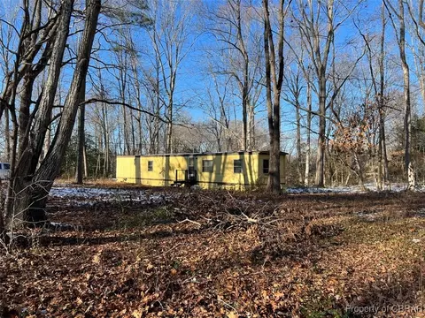 98 Sparrow Rd, Urbanna, VA 23175