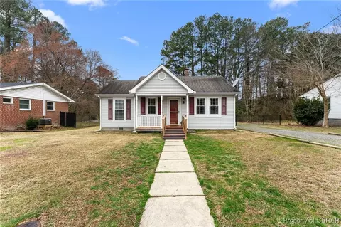 46 3rd Ave, Kilmarnock, VA 22482