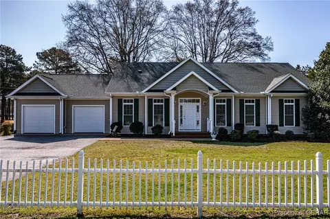 321 Fairway Dr, Kilmarnock, VA 22482