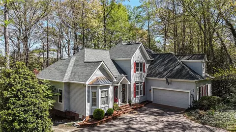 25 E Riverboat Ln, Hartfield, VA 23071