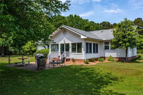 61 Comanchee Ln, Kilmarnock, VA 22482