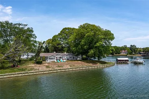322 Lucom Point Rd, Reedville, VA 22539