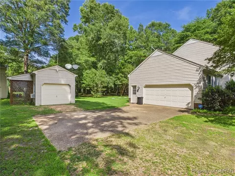 7635 Springfield Trace Ln, Gloucester, VA 23061 photo 2
