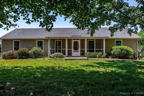 241 Lagrange Ave, Kilmarnock, VA 22482