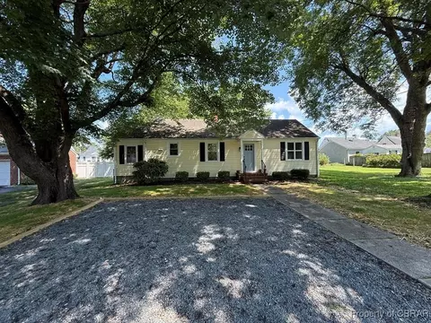 36 Roseneath Ave, Kilmarnock, VA 22482