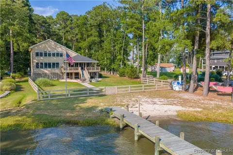 11 Franklin St, Deltaville, VA 23043