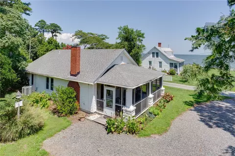 17 Mad Calf Ln, Gwynn, VA 23066