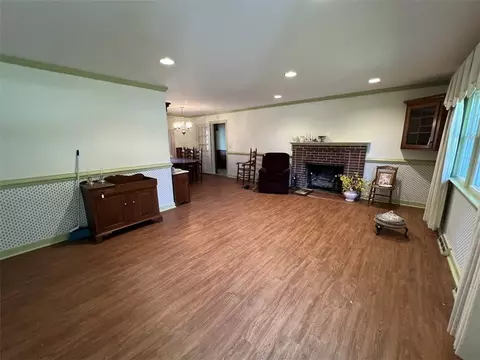 Living - 366 General Puller Hwy, Saluda, VA 23149 photo 2 of 4