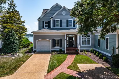 84 W Bay Dr, Kilmarnock, VA 22482