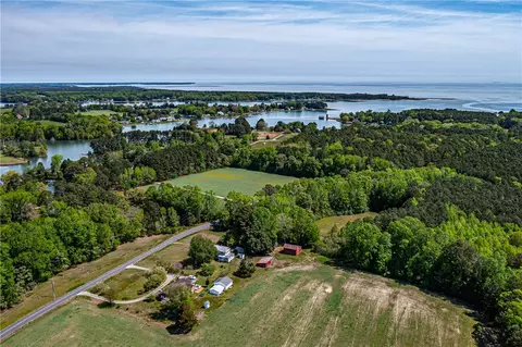 654 Kent Point Rd, Kilmarnock, VA 22482