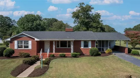 6881 Powhatan Dr, Hayes, VA 23072