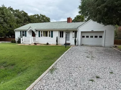 562 Timberneck Rd, Deltaville, VA 23043