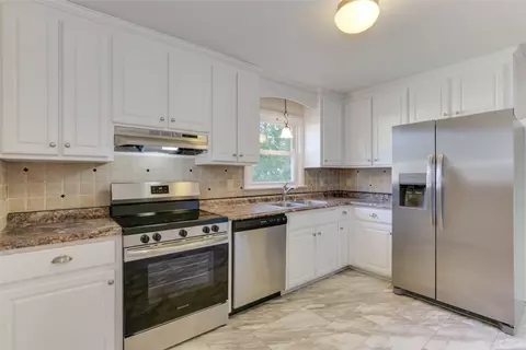 Kitchen - 5 Marval Cir, Hampton, VA 23666 photo 2 of 3