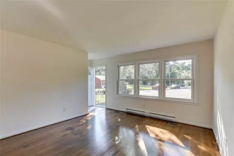 Living - 5 Marval Cir, Hampton, VA 23666 photo 3 of 8