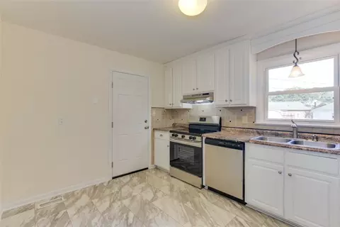 Kitchen - 5 Marval Cir, Hampton, VA 23666 photo 1 of 3