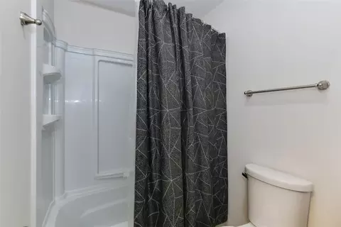 Bath - 5 Marval Cir, Hampton, VA 23666 photo 3 of 3