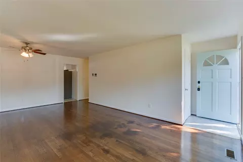 Living - 5 Marval Cir, Hampton, VA 23666 photo 2 of 8