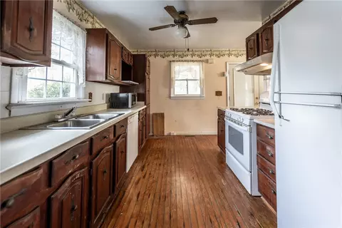Kitchen - 21 Summers Ln, White Stone, VA 22578 photo 2 of 3