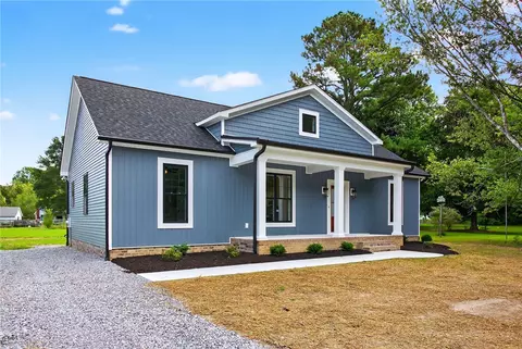 37 Oakland St, Kilmarnock, VA 22482