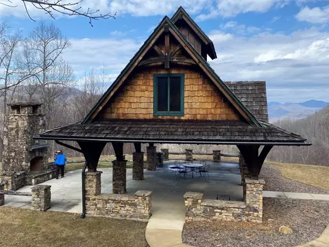 2672 Pilot Knob Rd, Glenville, NC 28736