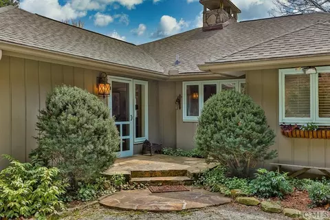 521 Azalea Ln, Cashiers, NC 28717