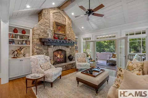 285 Streamside Dr, Cashiers, NC 28717