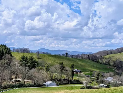 657 Fowler Rd, Glenville, NC 28736