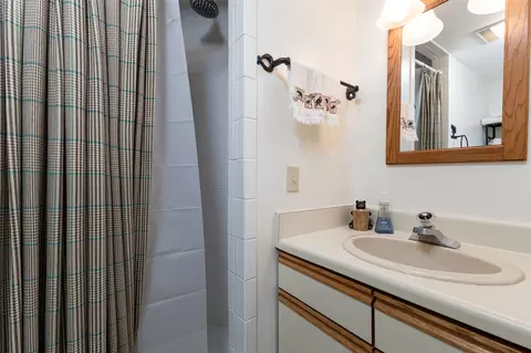 Bath - 594 Highgate Rd, Highlands, NC 28741 photo 3 of 3