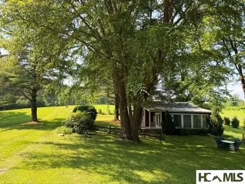 125 Pines Rd, Scaly Mountain, NC 28775