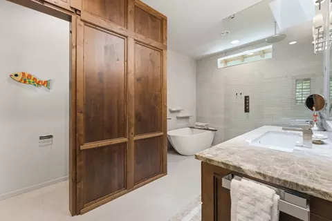 Bath - 2259 Whiteside Cove Rd, Highlands, NC 28741 photo 1 of 8