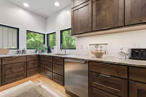 Kitchen - 2259 Whiteside Cove Rd, Highlands, NC 28741 photo 7 of 11