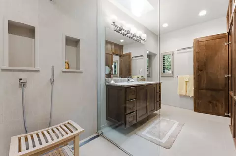 Bath - 2259 Whiteside Cove Rd, Highlands, NC 28741 photo 3 of 8