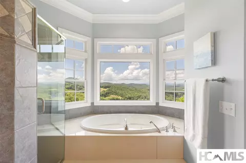 Bath - 112 Willowbrook Ct, Highlands, NC 28741 photo 3 of 6